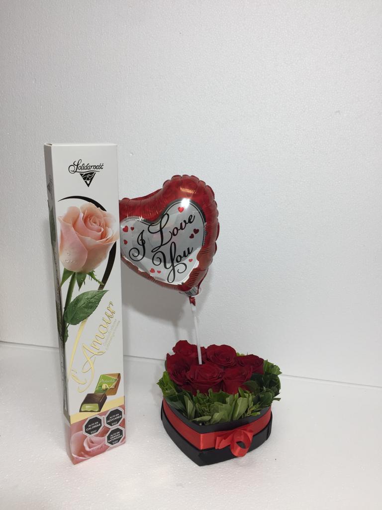 Caja corazn con 6 Rosas ms Bombones 116 Grs y Globito